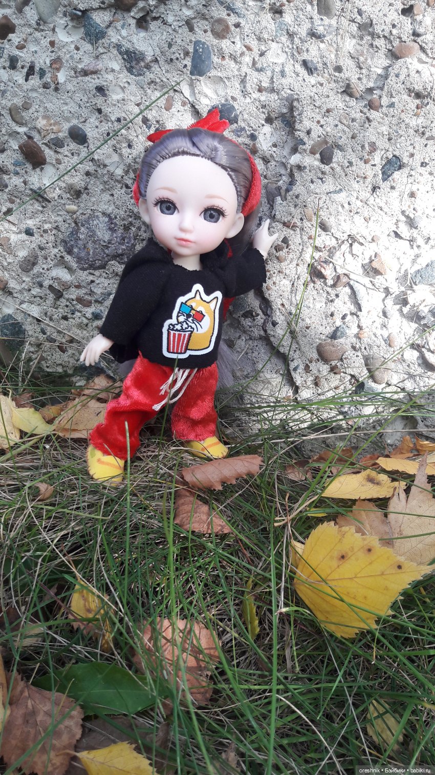 Как я осенью в листьях загорала🍁🍂🌤️