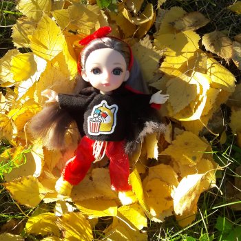 Как я осенью в листьях загорала🍁🍂🌤️