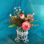 Букетик цветов в декоративной металлической клетке для интерьера