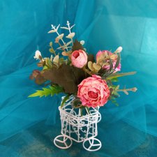 Букетик цветов в декоративной металлической клетке для интерьера
