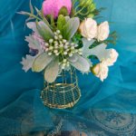 Декоративный букетик в золотой клетке