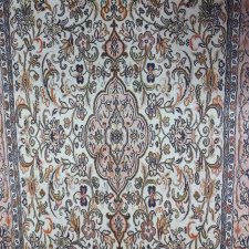 Ковер в бежево-розоватых тонах для кукол