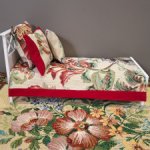 Кроватка с матрацем и постельный бельём.