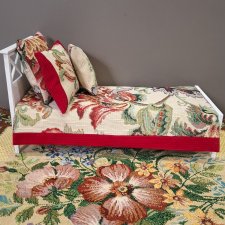 Кроватка с матрацем и постельный бельём.