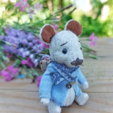 Мини мишка в коробке