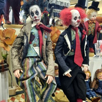 И снова весна,и снова бал кукол