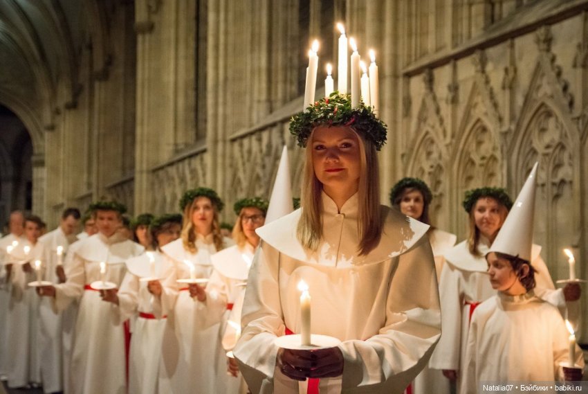 Праздник в Швеции, когда девушки надевают венок со свечами (фото 2)