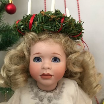 Праздник в  Швеции, когда девушки надевают венок со свечами