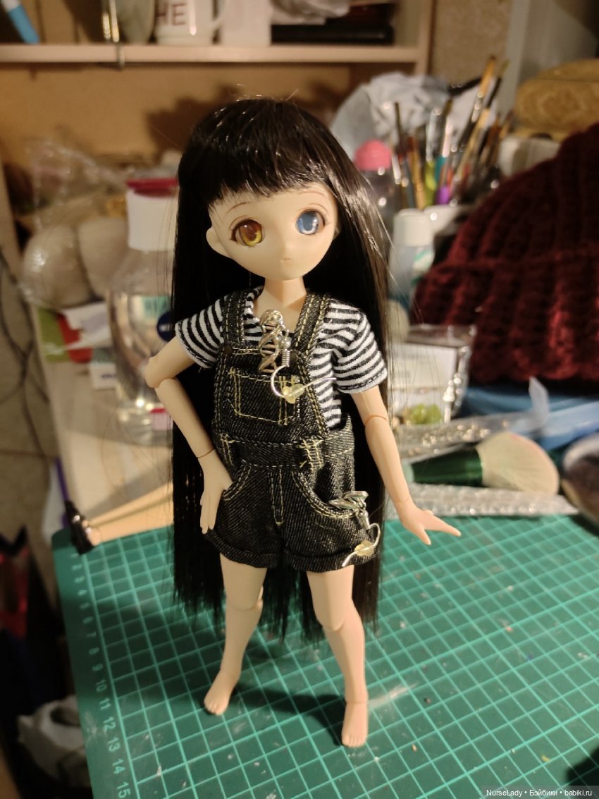 Кукла в футболке и джинсовом комбинезоне с Алиэкспресс
