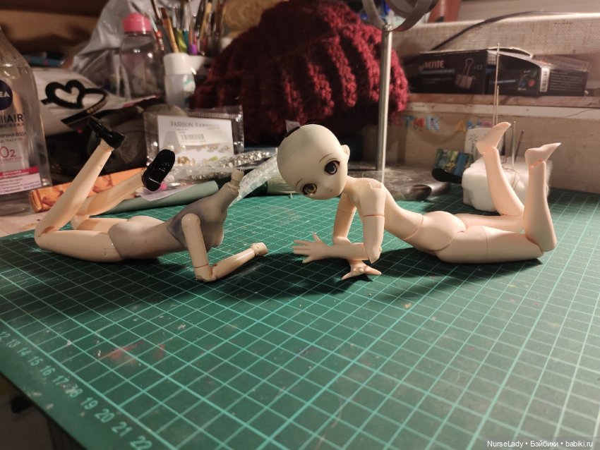 Obitsu 25 и Azone Pure Neemo с Али лежат на животе, болтая ногами в воздухе