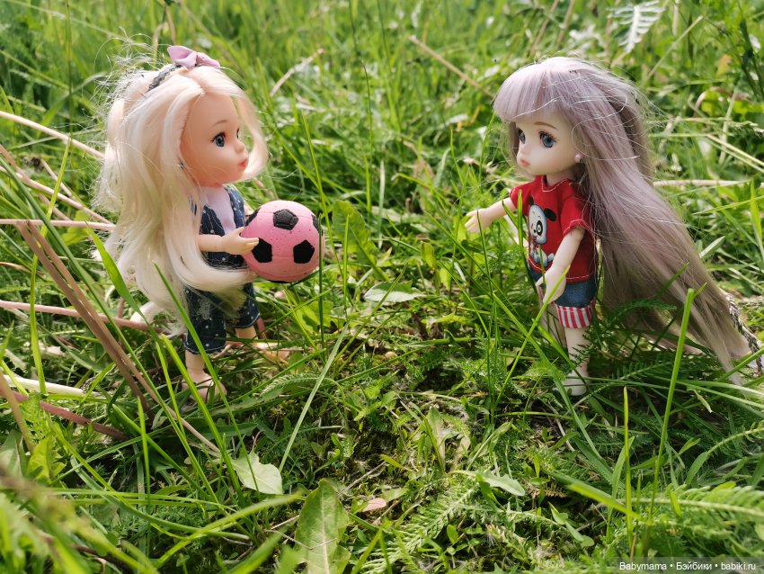 Элис с новой подружкой Дороти на даче