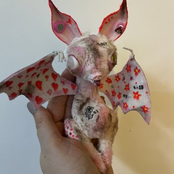 Белая летучая мышка