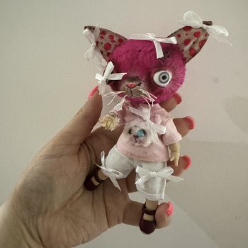 Розовая кошка