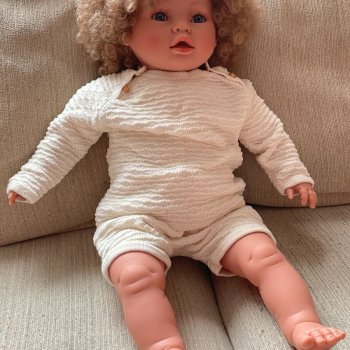 Кудрявая кукла в жизни и игре