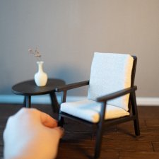 Кресло в винтажном стиле с ручками бежевое 1:6