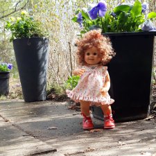 Красивые куклы и красивые цветы