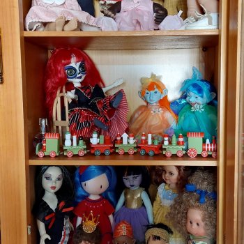 Куклополки и их жильцы