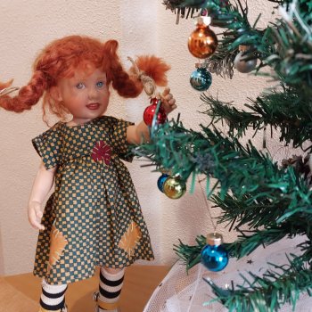 А мы ёлку украшаем