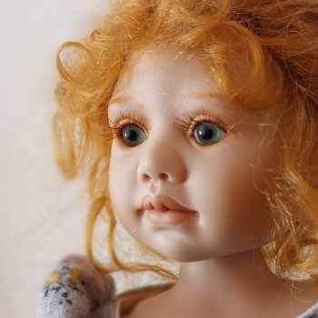 Ну как можно не одушевлять кукол, если они смотрят,  как человеки?