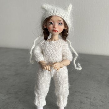 Лола в белоснежном комбинезоне