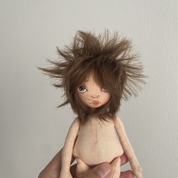 Как правильно уложить искусственную шевелюру?