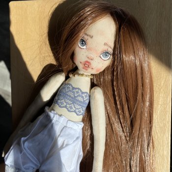 Девушка с веснушками