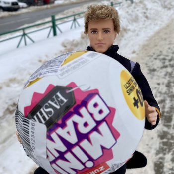 Распакуем шар Mini brands!