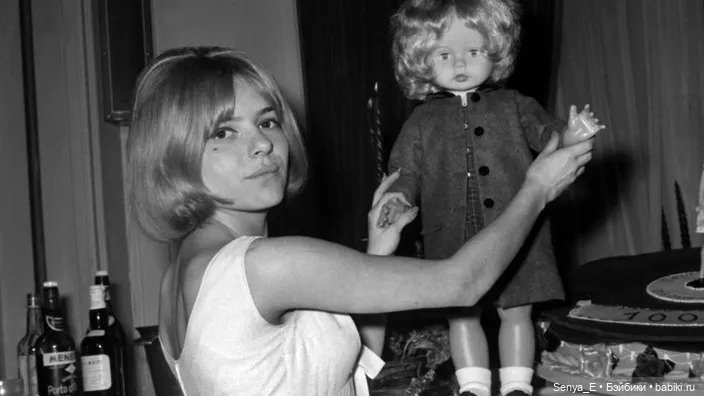 Опознаем очаровательную француженку и любуемся образами из шестидесятых (фото 2)