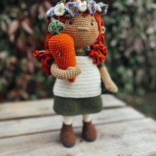 Загадочная девочка с рыжими волосами.