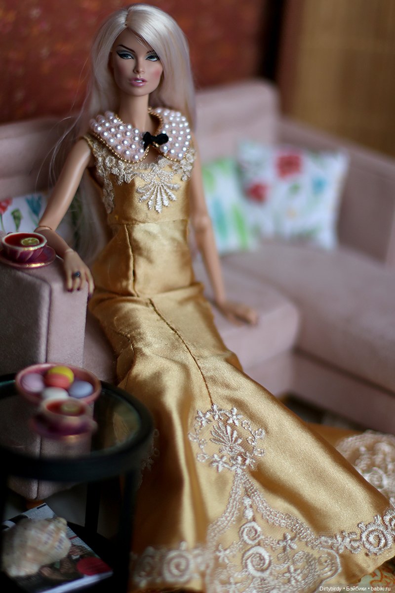 Королевский подарок. Распаковываем и примеряем у всех на глазах