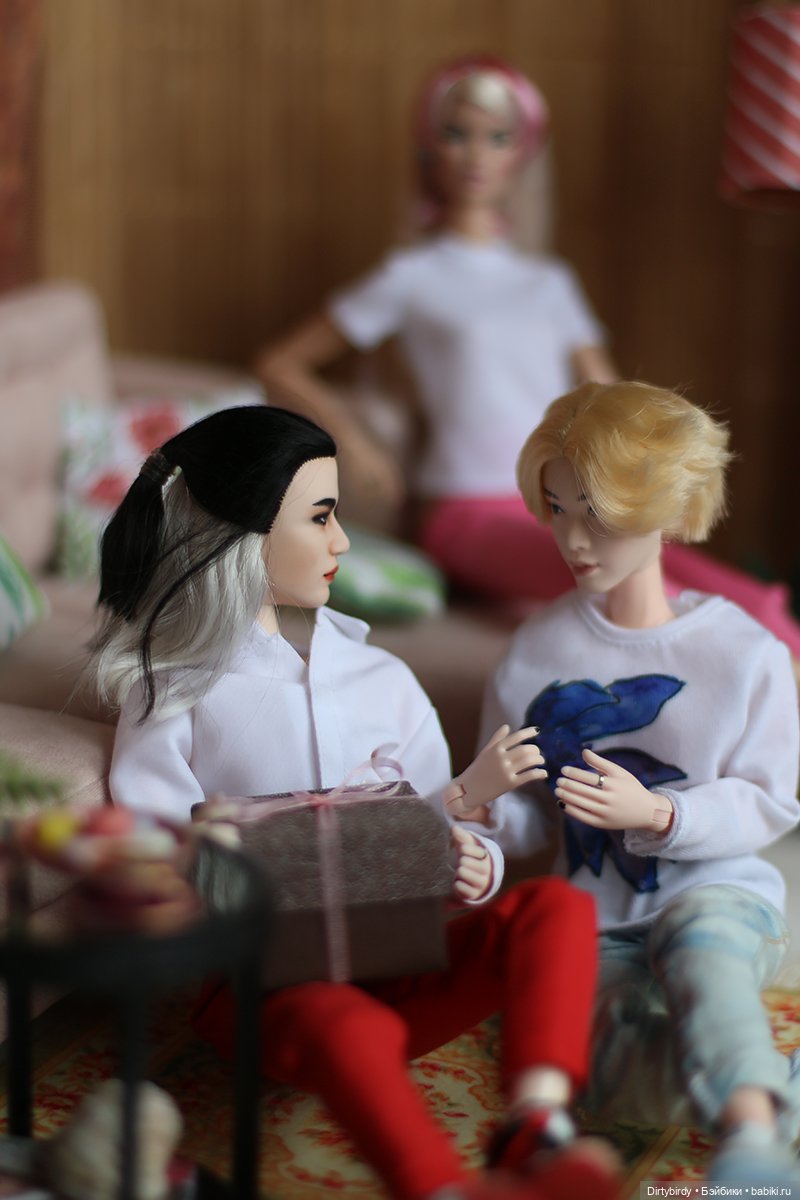 Королевский подарок. Распаковываем и примеряем у всех на глазах (фото 2)