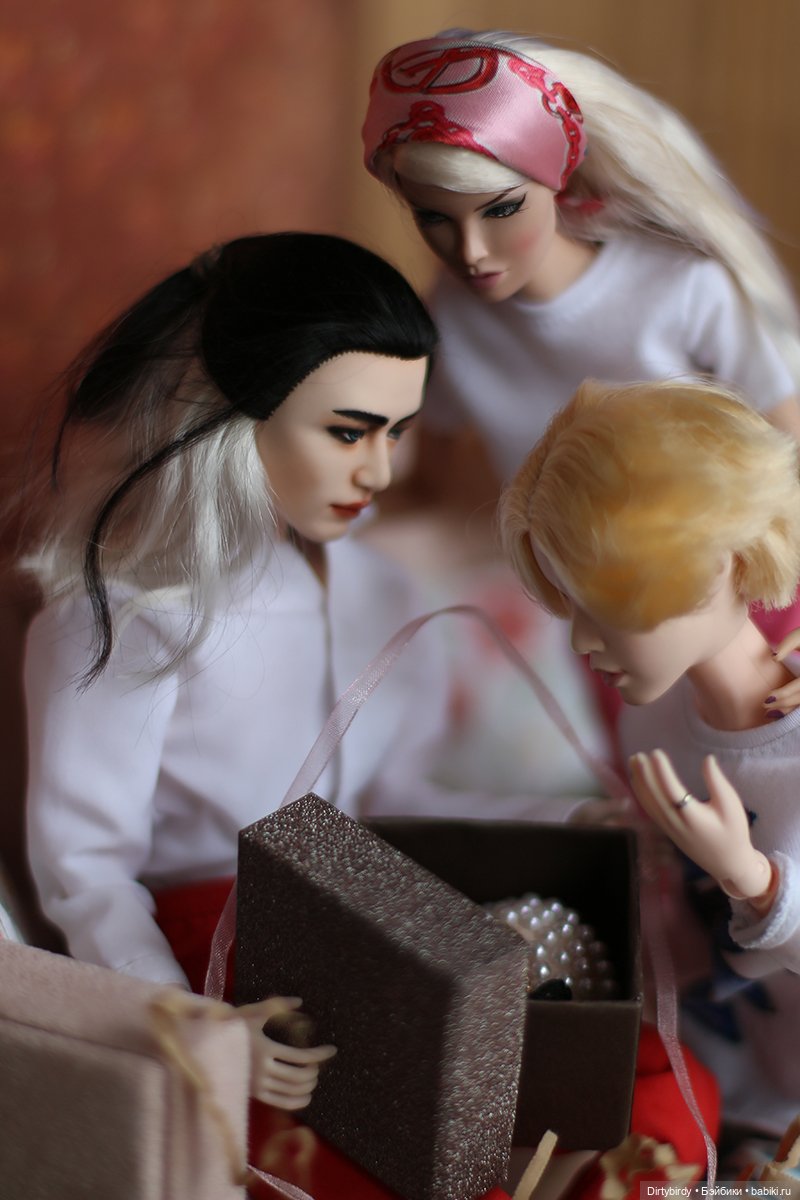 Королевский подарок. Распаковываем и примеряем у всех на глазах (фото 4)