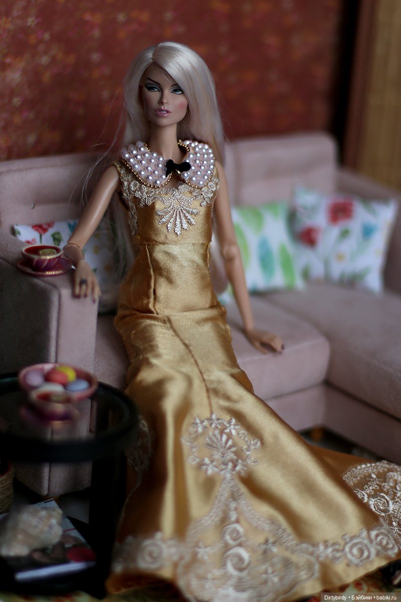 Королевский подарок. Распаковываем и примеряем у всех на глазах