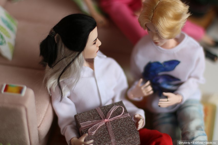 Королевский подарок. Распаковываем и примеряем у всех на глазах (фото 3)