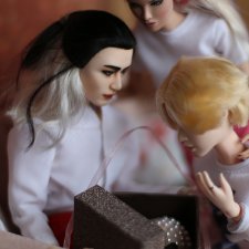 Королевский подарок. Распаковываем и примеряем у всех на глазах.