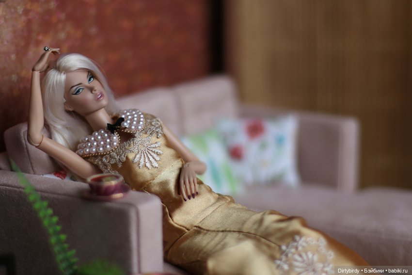 Королевский подарок. Распаковываем и примеряем у всех на глазах