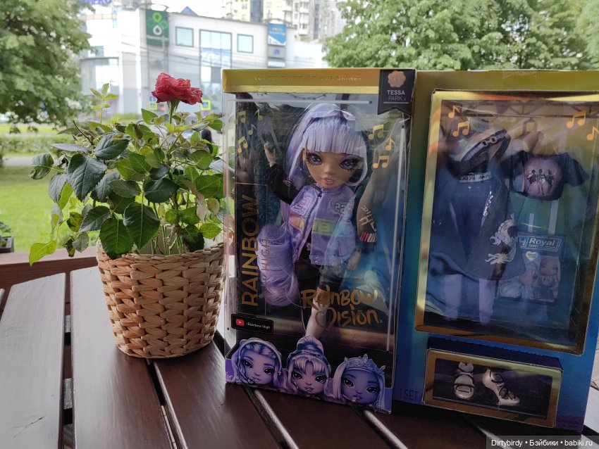 С чего начинается дружба Rainbow High