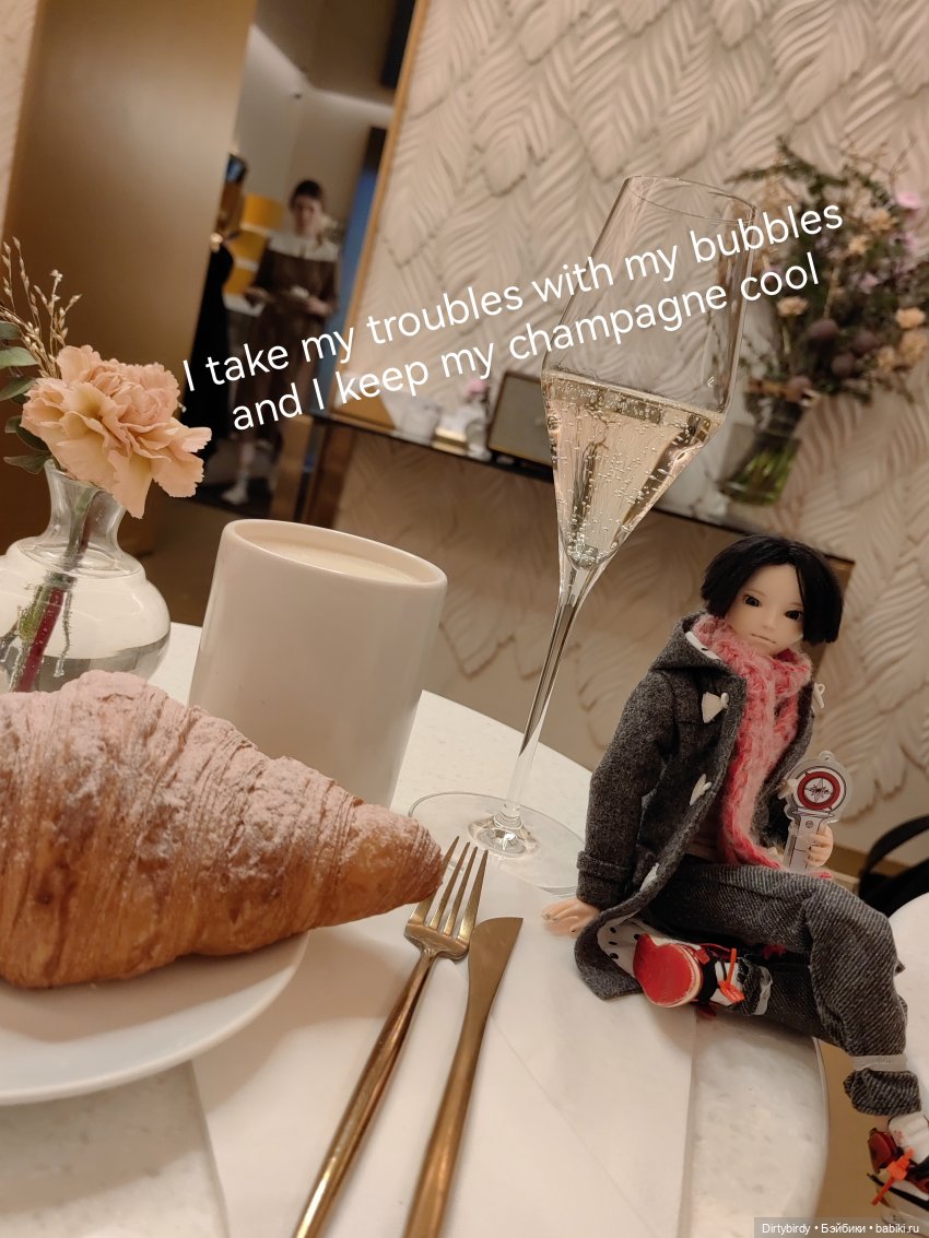 Как безумно богатый фанат k-pop в общагу ёлочку выбирал