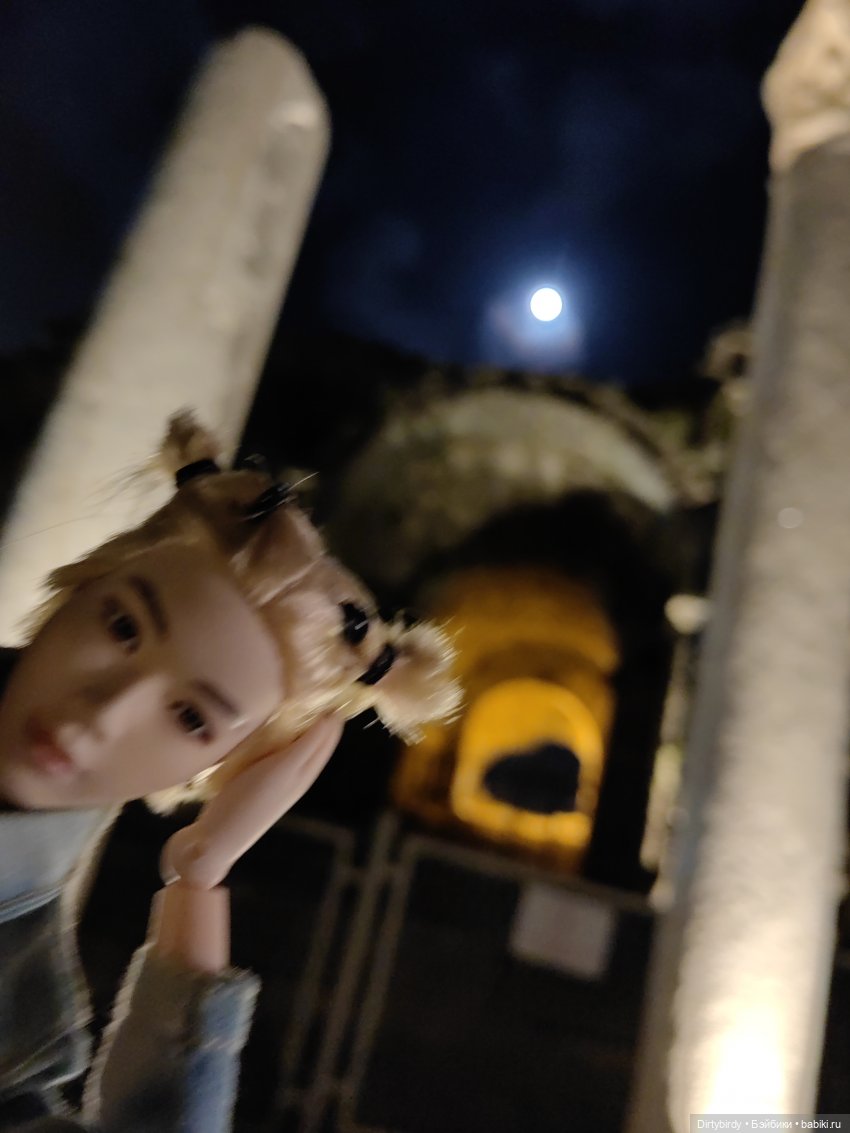 И потом, на развалинах часовни