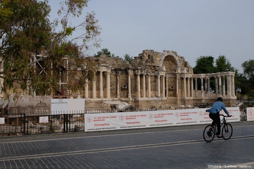 И потом, на развалинах часовни