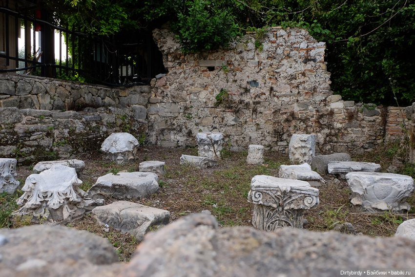 И потом, на развалинах часовни (фото 8)