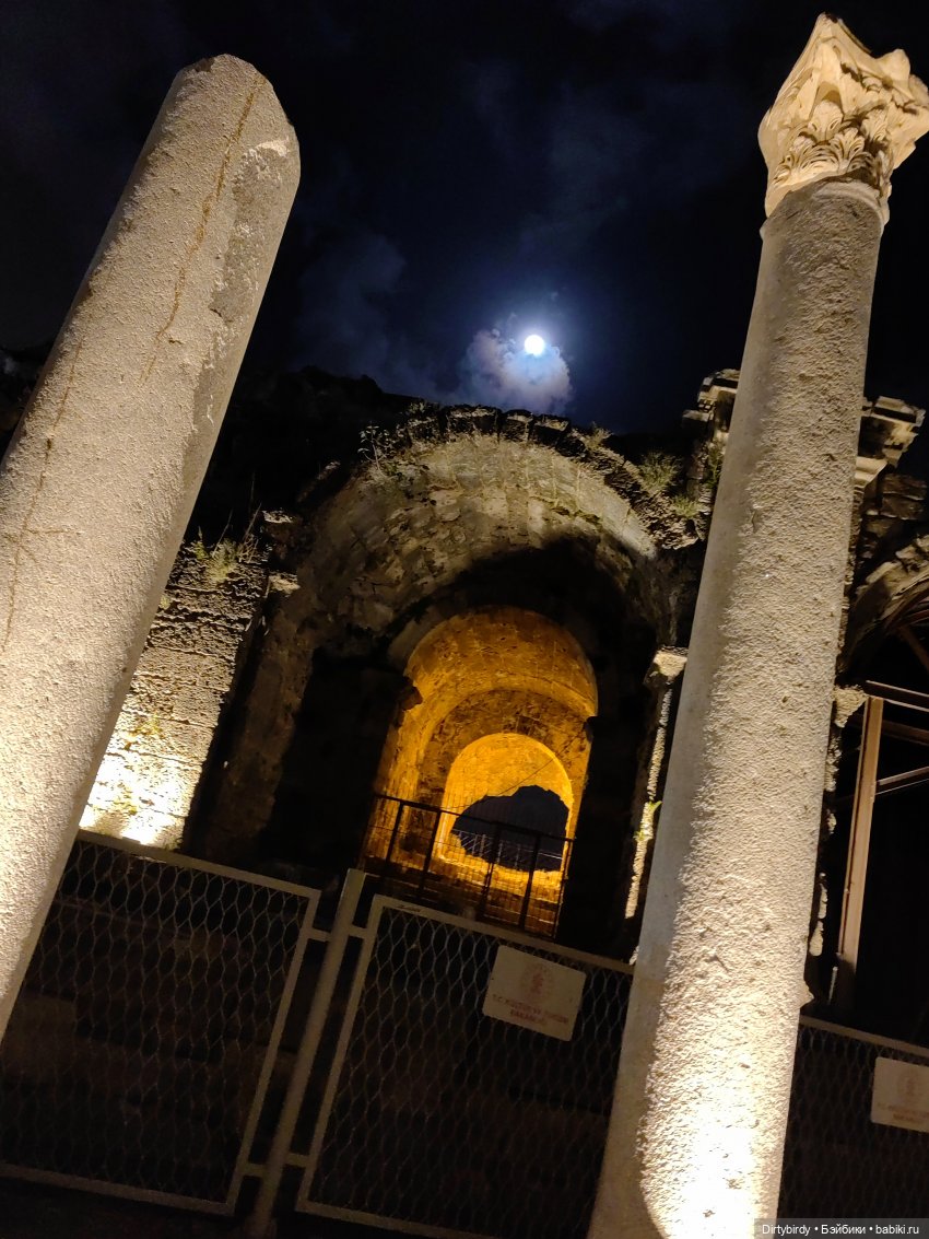 И потом, на развалинах часовни