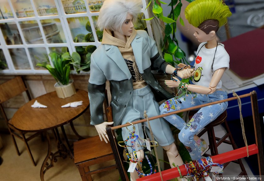 Чем занимаются наши куклы пока мы ходим по Доллскар (фото 4)