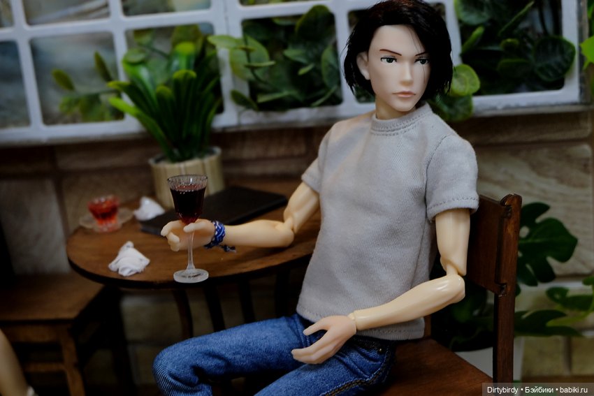 Чем занимаются наши куклы пока мы ходим по Доллскар