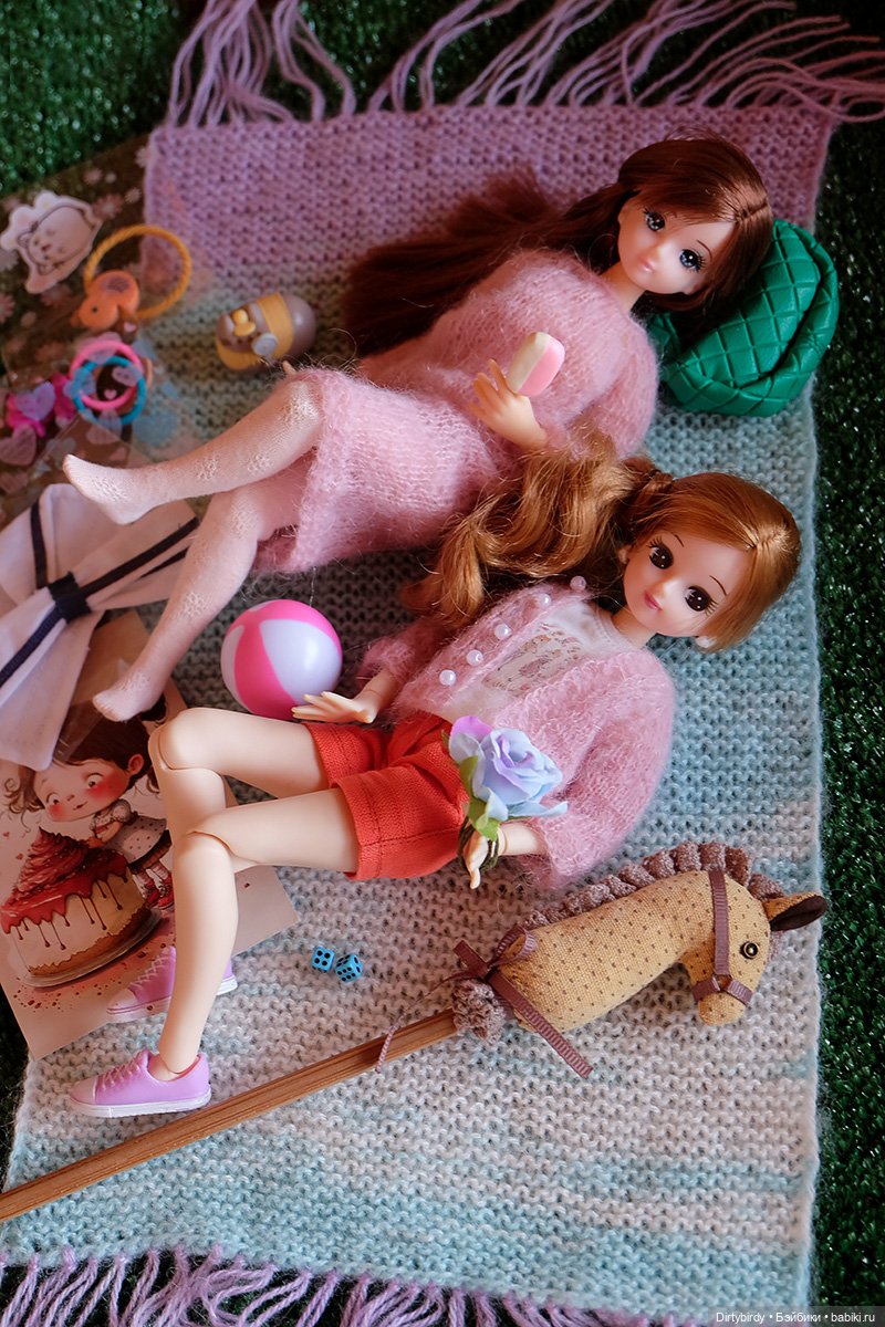 Ликка, Мари и Мими разбирают подарки с Доллскара