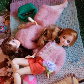 Ликка, Мари и Мими разбирают подарки с Доллскара