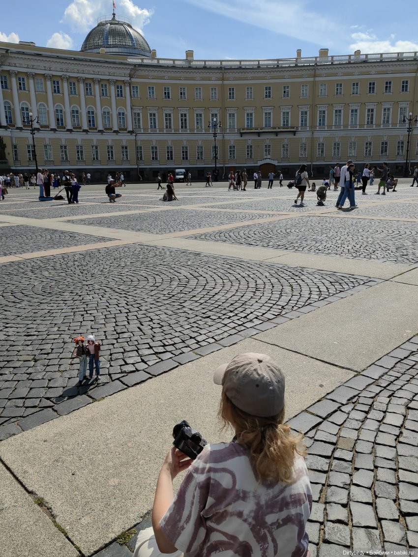 А сфоткайте нас вот здесь... и вот там... и еще тут
