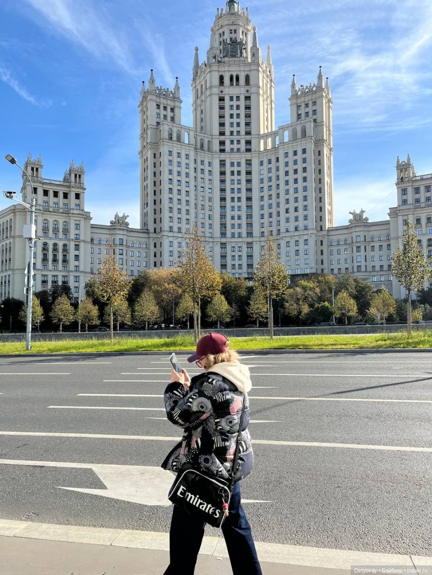 Осень в Москве. Прогулка с собакой у высотки на Котельнической.🍁🍂🐕🏙