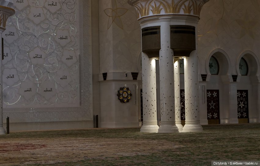 Тени мечети в Абу-Даби, Сваровски и плюшевый шейх