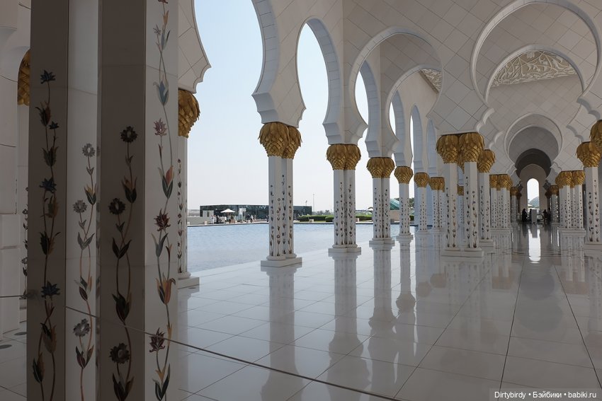 Тени мечети в Абу-Даби, Сваровски и плюшевый шейх